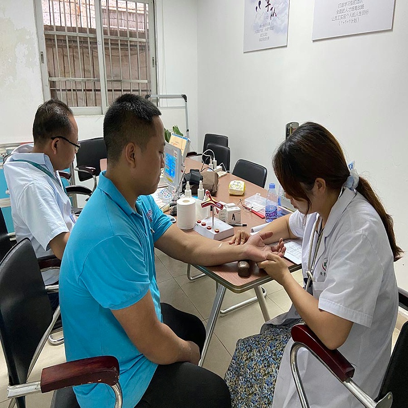 东晟密封检查的同事1